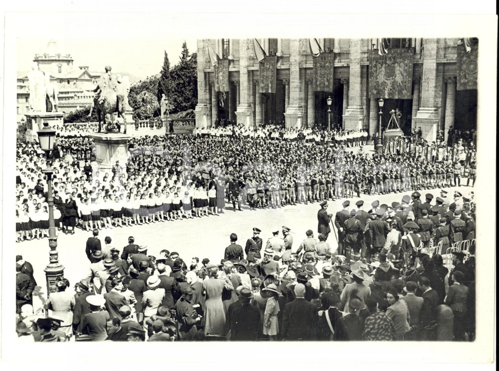 Fotografia d epoca originale 1939 ROMA Piazza del CAMPIDOGLIO Scolari attendono benedizione dei Gagliardetti 1
