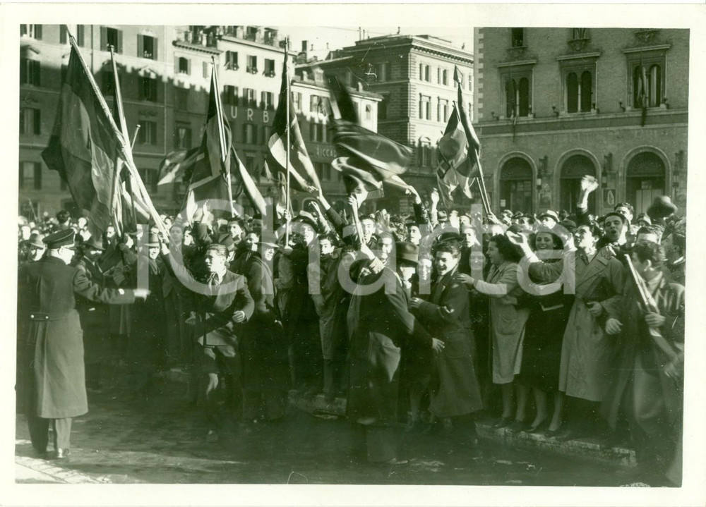 Fotografia d epoca originale 1939 ROMA Giovani studenti festeggiano Vittoria franchista a BARCELLONA Foto 1