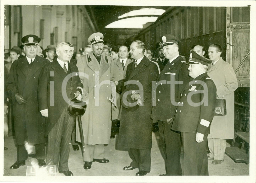 Fotografia d epoca originale 1939 ROMA Ministro ungherese Istvan CSAKI accolto in stazione FOTOGRAFIA 1