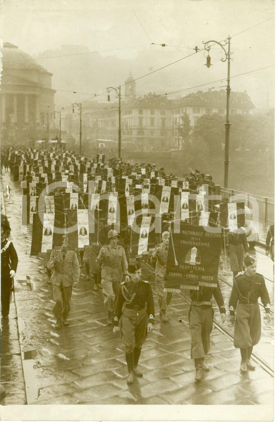 Fotografia d epoca originale 1937 TORINO Labari Enti Nazionali della Cooperazione sfilano per le vie FOTO 1