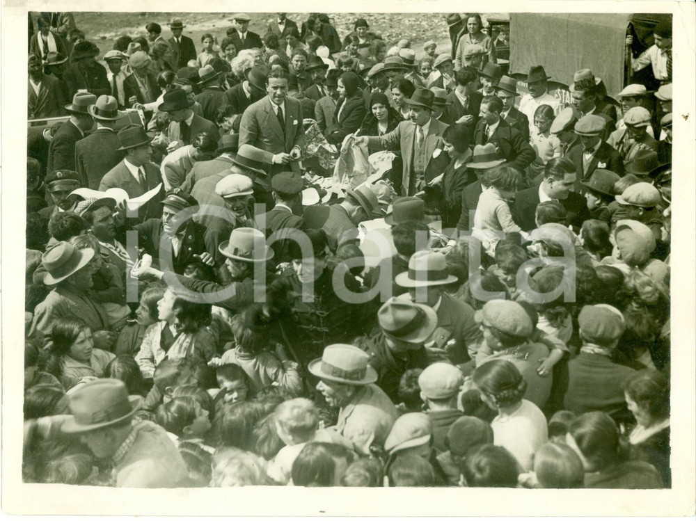 Fotografia d epoca originale 1931 ROMA GARBATELLA Federale Nino D ARONA distribuisce vestiario a bimbi poveri 1
