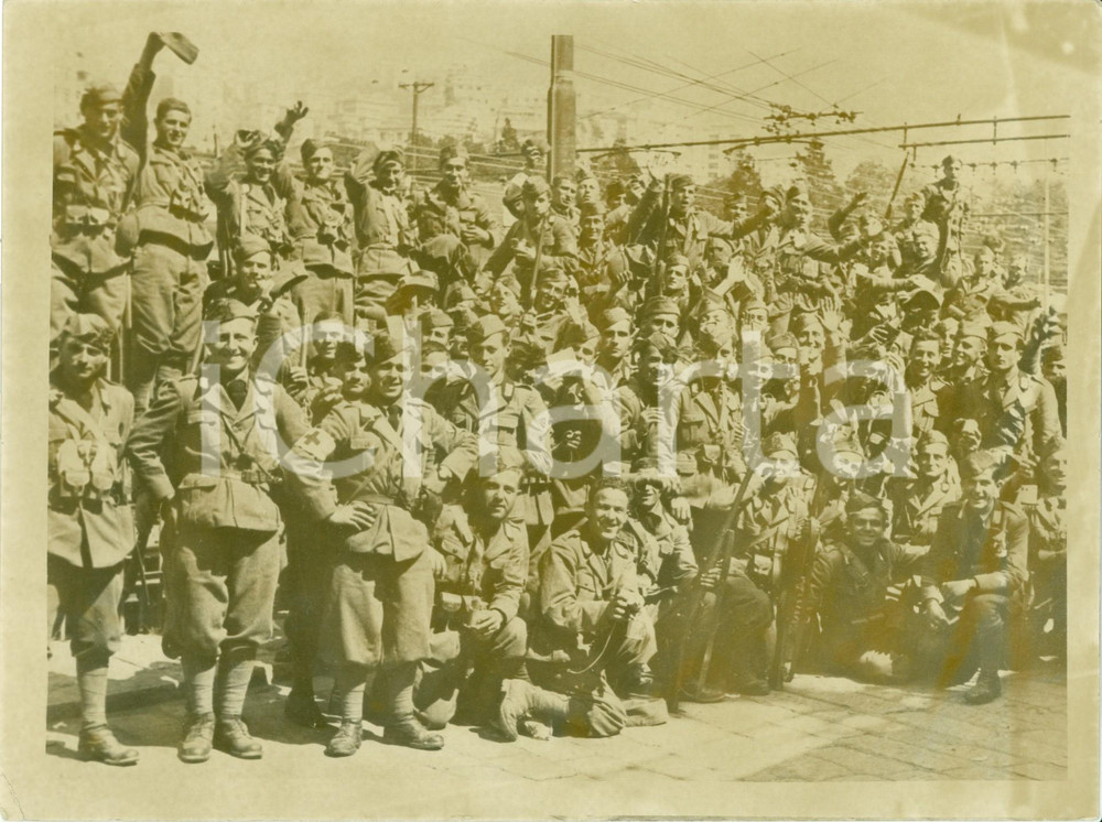 Fotografia d epoca originale 1935 GENOVA Gruppo dei volontari in partenza per AFRICA ORIENTALE Fotografia 1