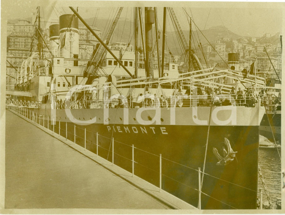 Fotografia d epoca originale 1935 GENOVA Piroscafo PIEMONTE all ancora in partenza per AFRICA ORIENTALE Foto 1