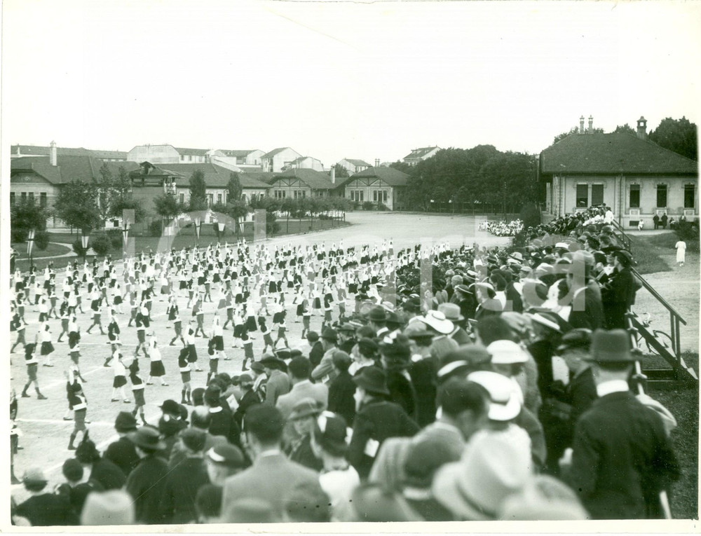 Fotografia d epoca originale 1936 MILANO PARCO TROTTER Saggio ginnico Balilla moschettieri scuola all aperto 1