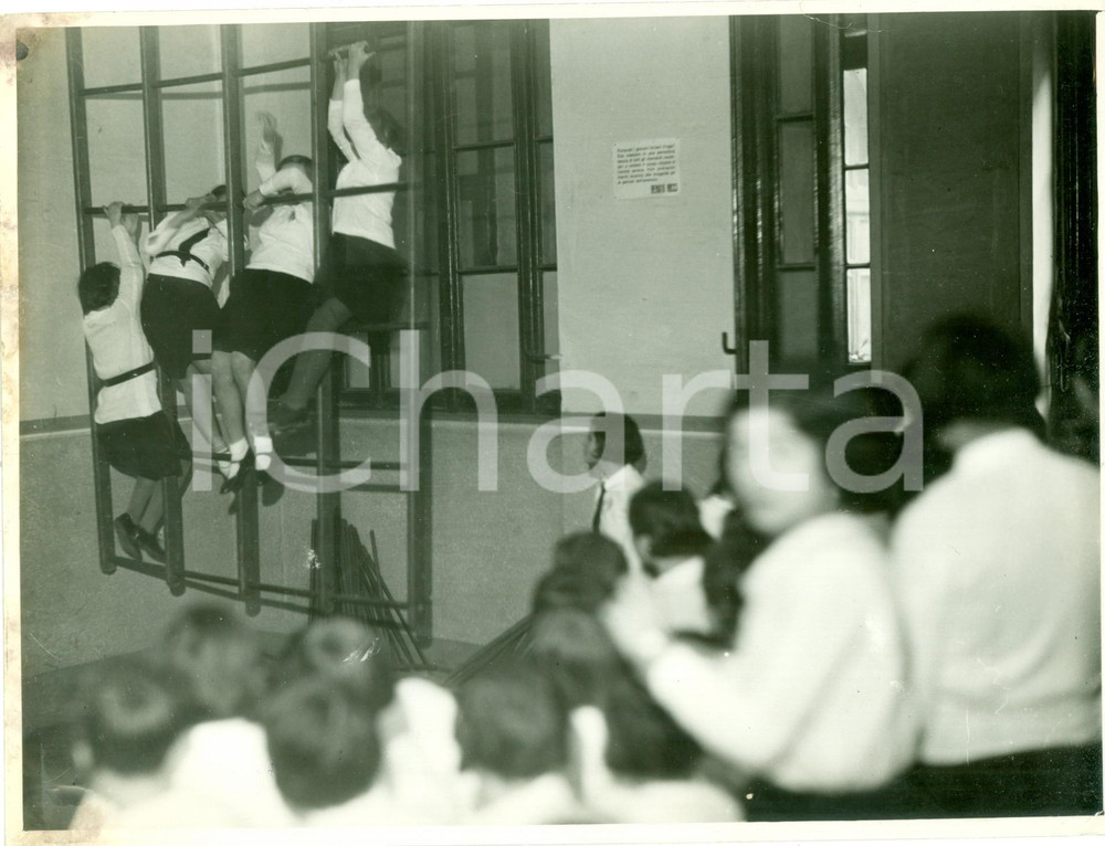 Fotografia d epoca originale 1933 MILANO Esercizi ginnici Giovani Italiane al quadro svedese FOTOGRAFIA 1