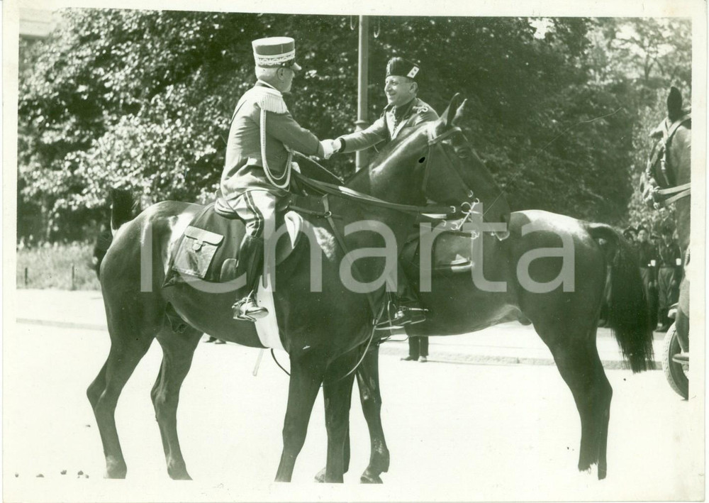 Fotografia d epoca originale 1928 MILANO Augusto TURATI saluta Giovanni CATTANEO sfilano Giorno dello Statuto 1