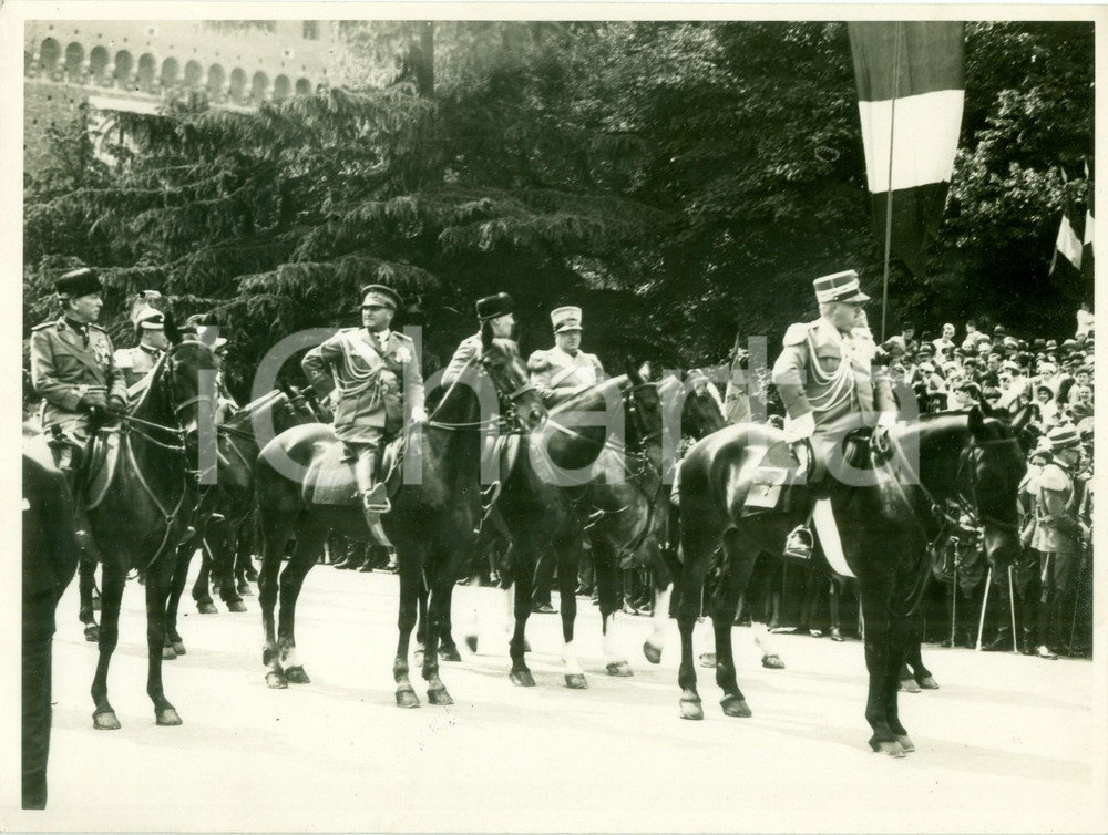 Fotografia d epoca originale 1932 MILANO CASTELLO SFORZESCO Generali alla Festa dello Statuto Fotografia 1