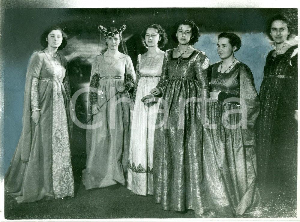 Fotografia d epoca originale 1937 MILANO Damigelle in costume per Trionfi al CAROSELLO STORICO Fotografia 1