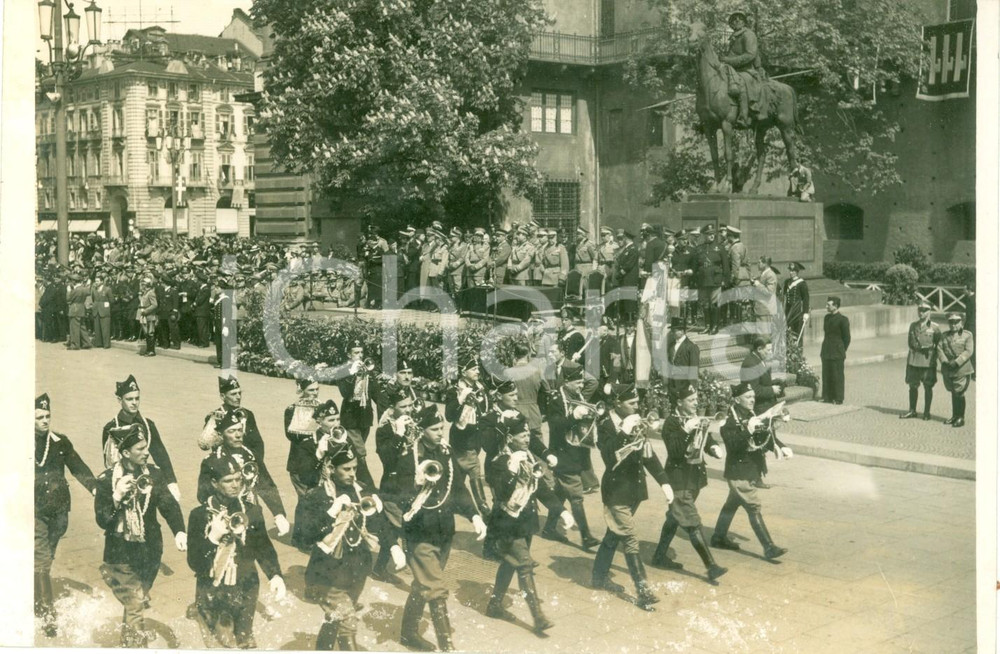 Fotografia d epoca originale 1940 TORINO Raduno CAVALIERI D ITALIA Reggimento DRAGONI sfila davanti al Re 1