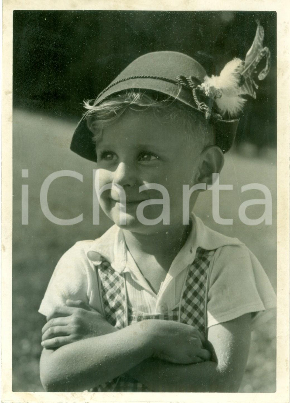 Fotografia d epoca originale 1943 PROPAGANDA TEDESCA WW2 Un bambino tedesco sorridente in costume tipico FOTO 1