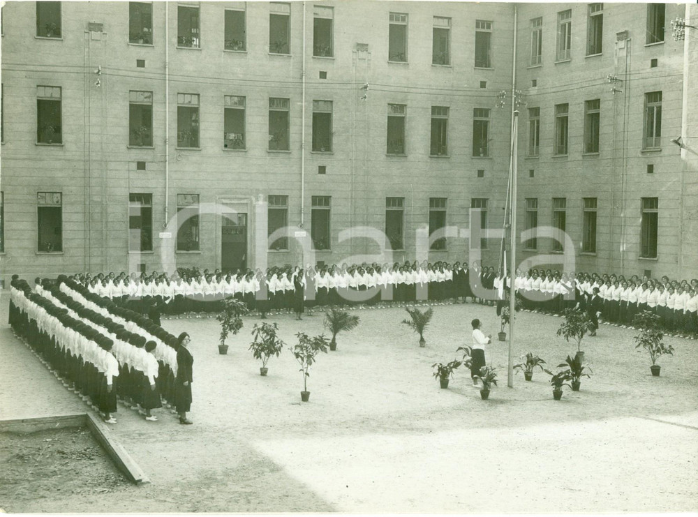 Fotografia d epoca originale 1935 TORINO OPERA BALILLA Dirigenti scuole elementari all alzabandiera FOTO 1