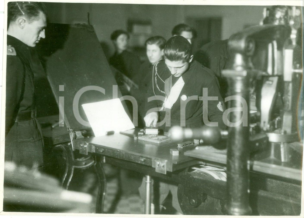 Fotografia d epoca originale 1935 ca MILANO Prelittoriali Gara per lavoratori carta e stampa FOTOGRAFIA 1