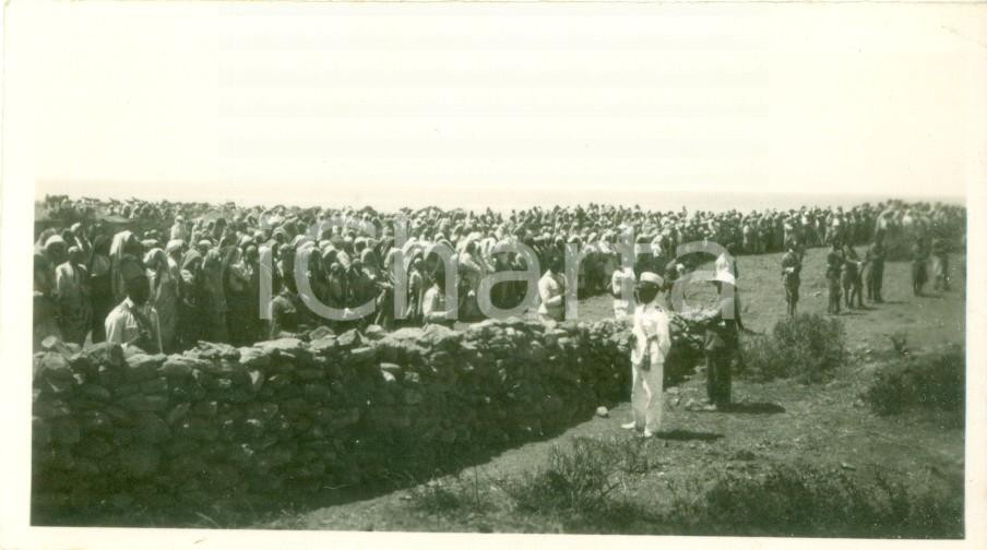 Fotografia d epoca originale 1931 TOLMETA LIBIA Folla osserva impiccagione di Soliman SAID capo ribelle TORSC 1