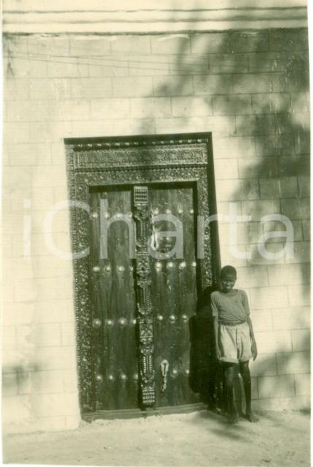 Fotografia d epoca originale 1939 CHISIMAIO SOMALIA AOI Giovane indigeno a guardia di un portone scolpito 1