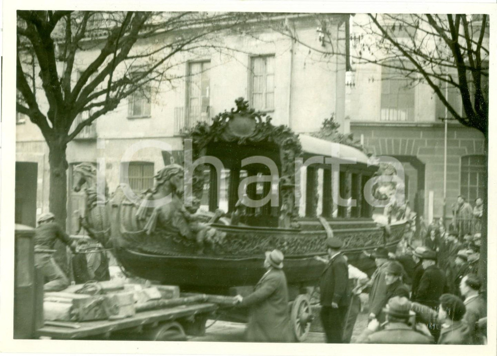 Fotografia d epoca originale 1937 TORINO Peota BUCINTORO trasportata a Palazzo CARIGNANO per Mostra Barocco 1