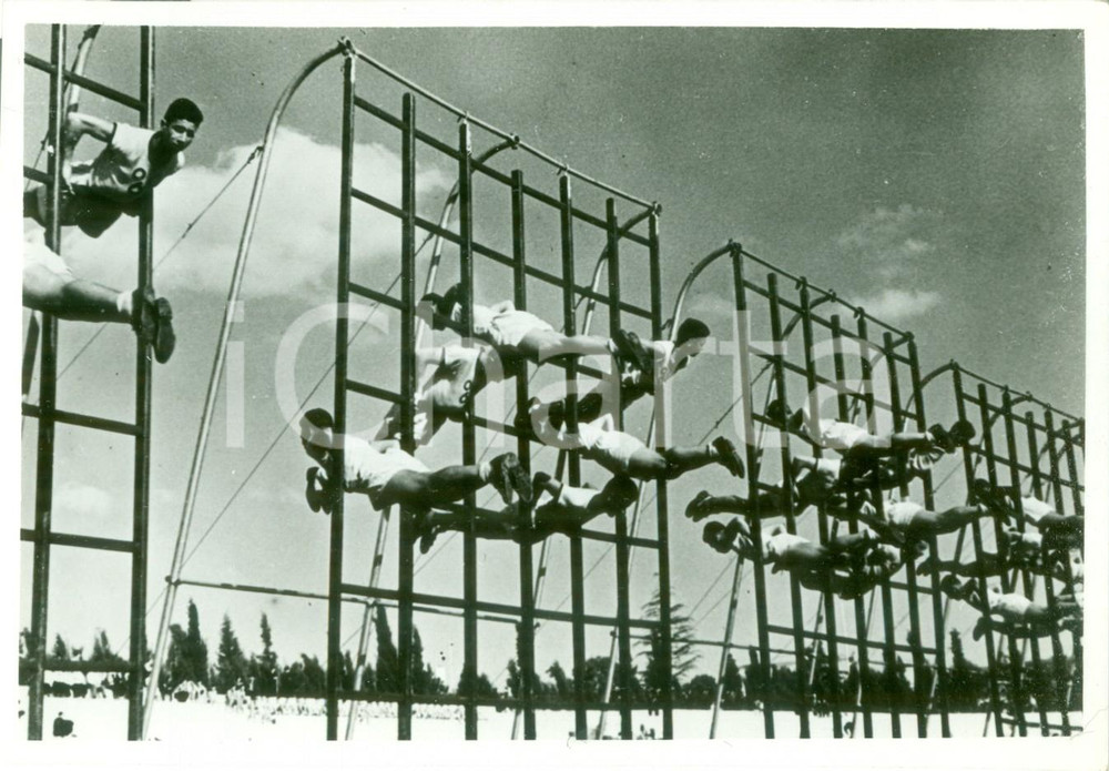 Fotografia d epoca originale 1935 ca ROMA ? Esercizi ginnici atleti dell ONB al quadro svedese Fotografia 1