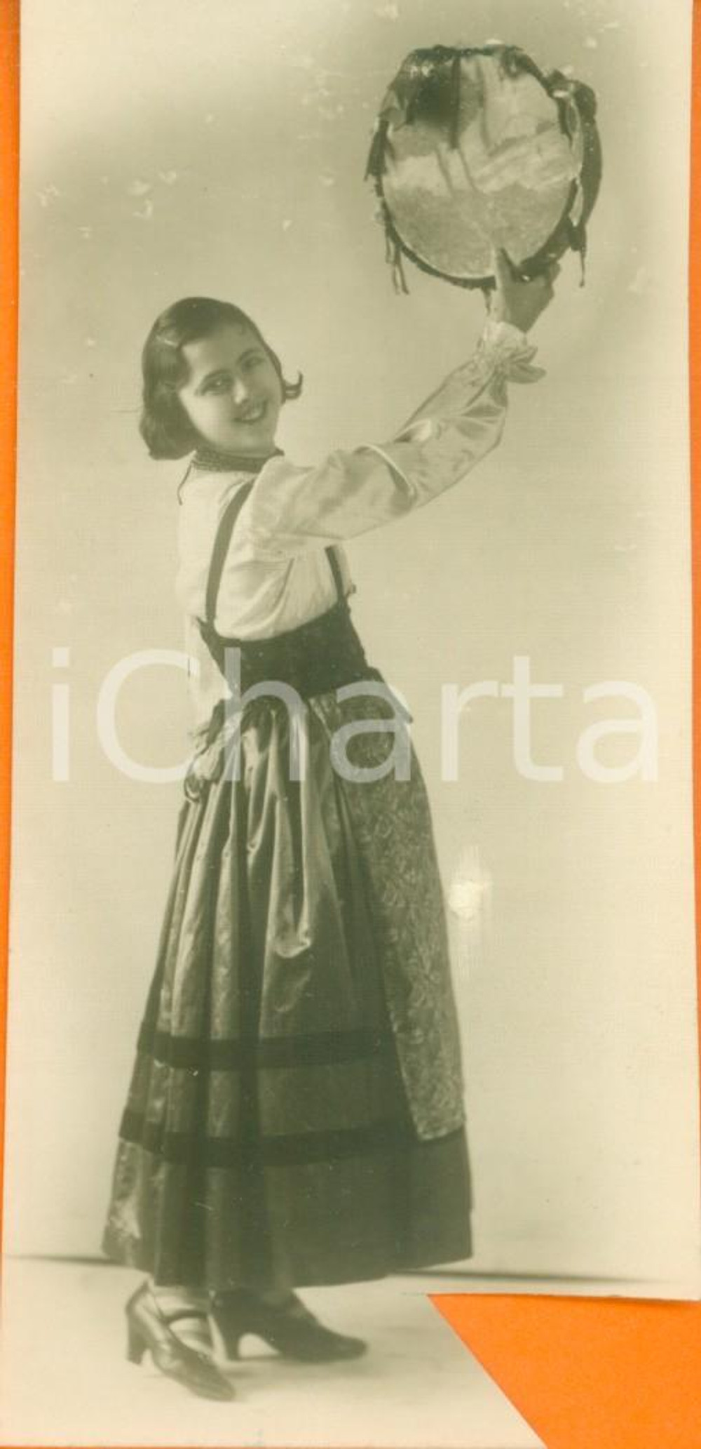 Fotografia d epoca originale 1931 CATANIA Suonatrice di tamburello in costume siciliano Foto DANNEGGIATA 1