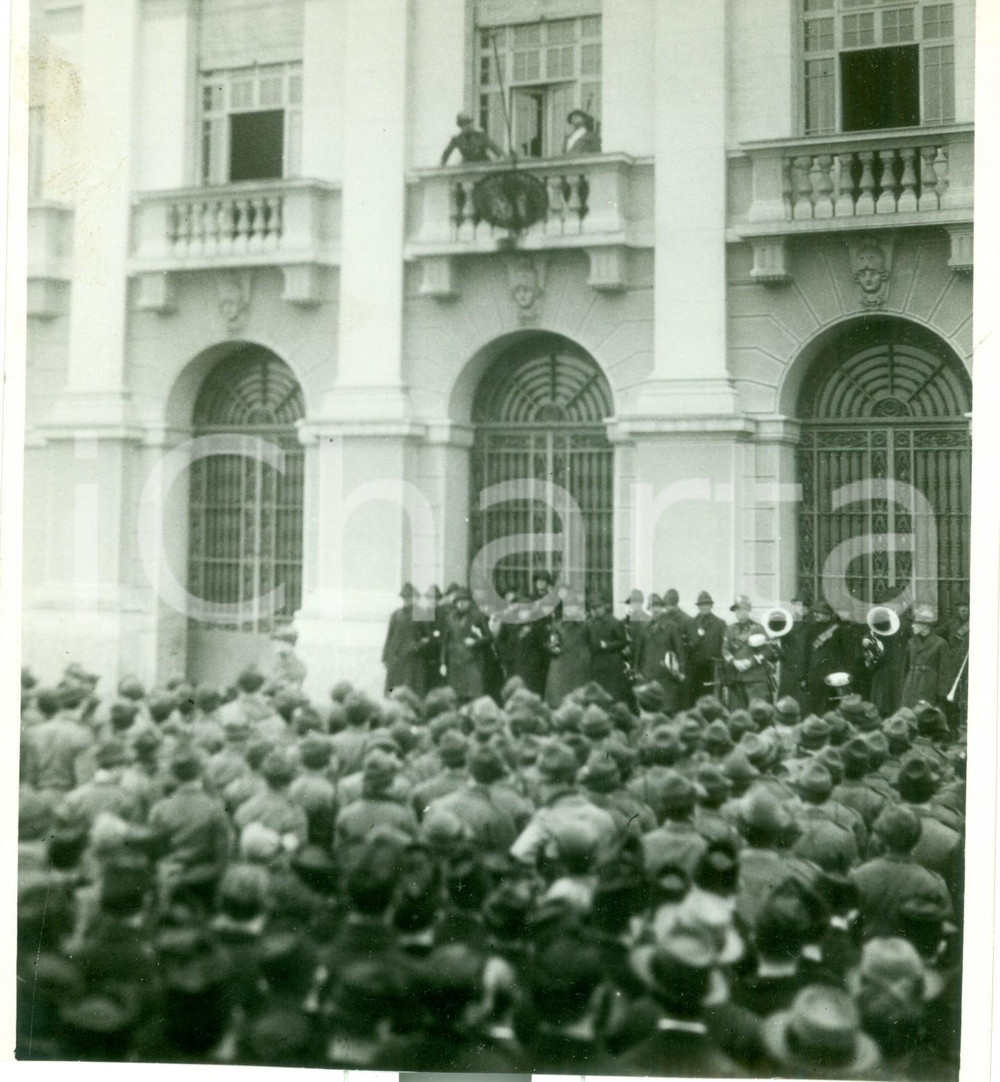 Fotografia d epoca originale 1932 MILANO CITTA  STUDI Generale MAZZONI saluta universitari fascisti Telefoto 1