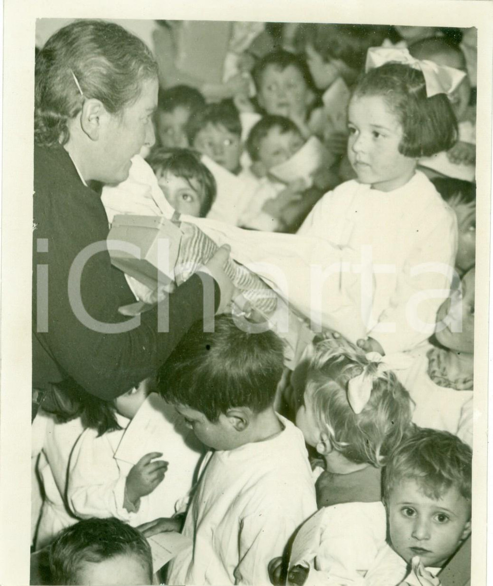 Fotografia d epoca originale 1938 MILANO BRUZZANO I bimbi delle Case minime ricevono doni di NATALE Foto 1