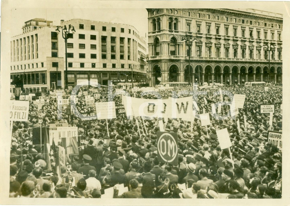 Fotografia d epoca originale 1939 MILANO Gruppi fascisti acclamano il PATTO D ACCIAIO Fotografia 1