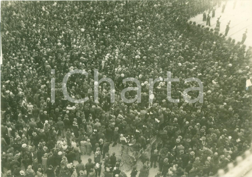 Fotografia d epoca originale 1938 GENOVA Piazza DE FERRARI gremita di folla per visita del DUCE Fotografia 1