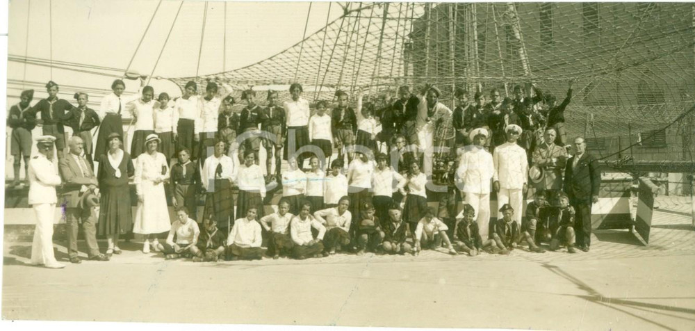 Fotografia d epoca originale 1933 LIVORNO Gruppo di Balilla e Giovani Italiane al porto Fotografia 1