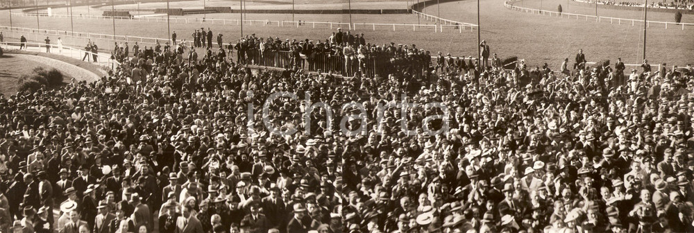 Fotografia d epoca originale 1936 MILANO SAN SIRO Folla di pubblico si accalca intorno alle piste Foto DOPPIA 1