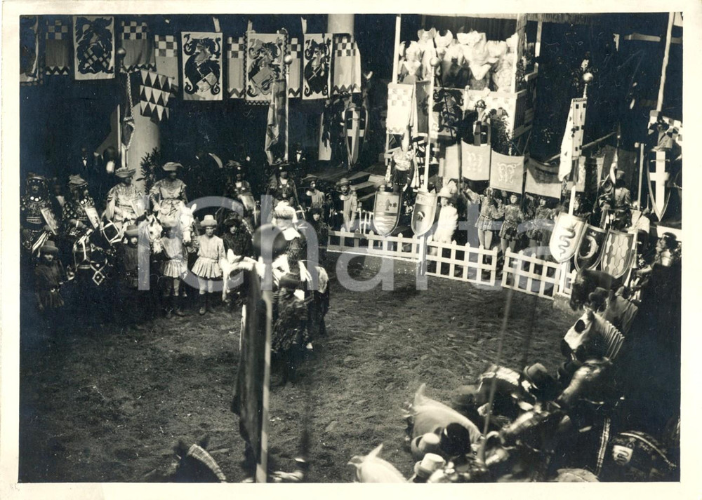 Fotografia d epoca originale 1930 TORINO Figuranti al torneo MEDIEVALE in onore dei Principi di PIEMONTE Foto 1