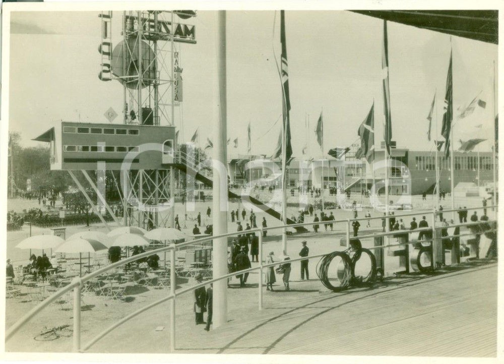 Fotografia d epoca originale 1930 STOCKHOLM EXHIBITION L area della Fiera con cabina della stampa FOTOGRAFIA 1