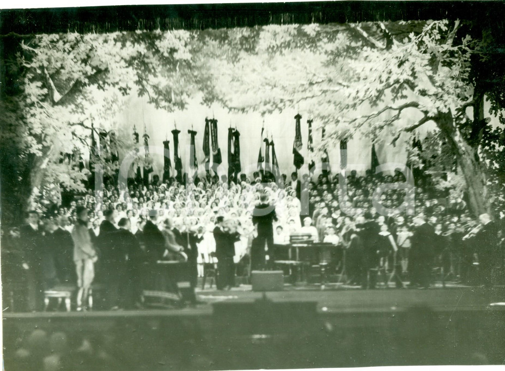 Fotografia d epoca originale 1932 MILANO TEATRO DAL VERME Coro dei bambini canta inni alla patria Fotografia 1