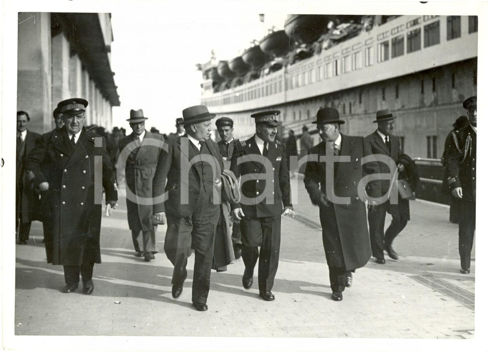 Fotografia d epoca originale 1939 NAPOLI Manuel DIAZ SUTIL con militari appena sbarcato da piroscafo REX 1