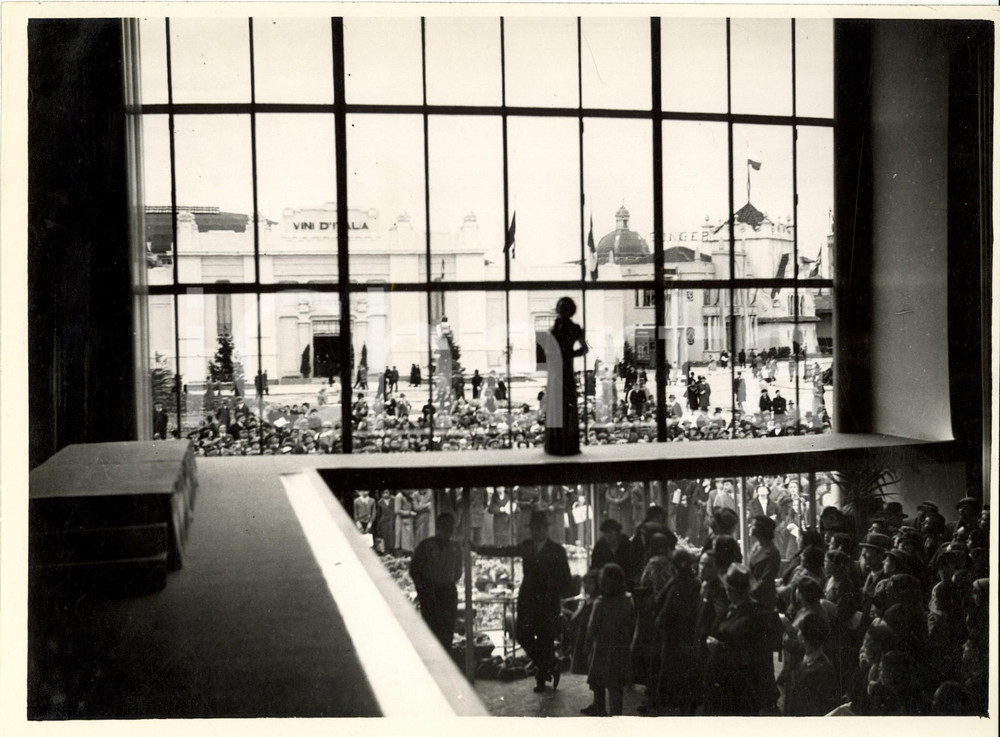Fotografia d epoca originale 1935 MILANO Presentazione modelli al padiglione Rayon della FIERA CAMPIONARIA 1