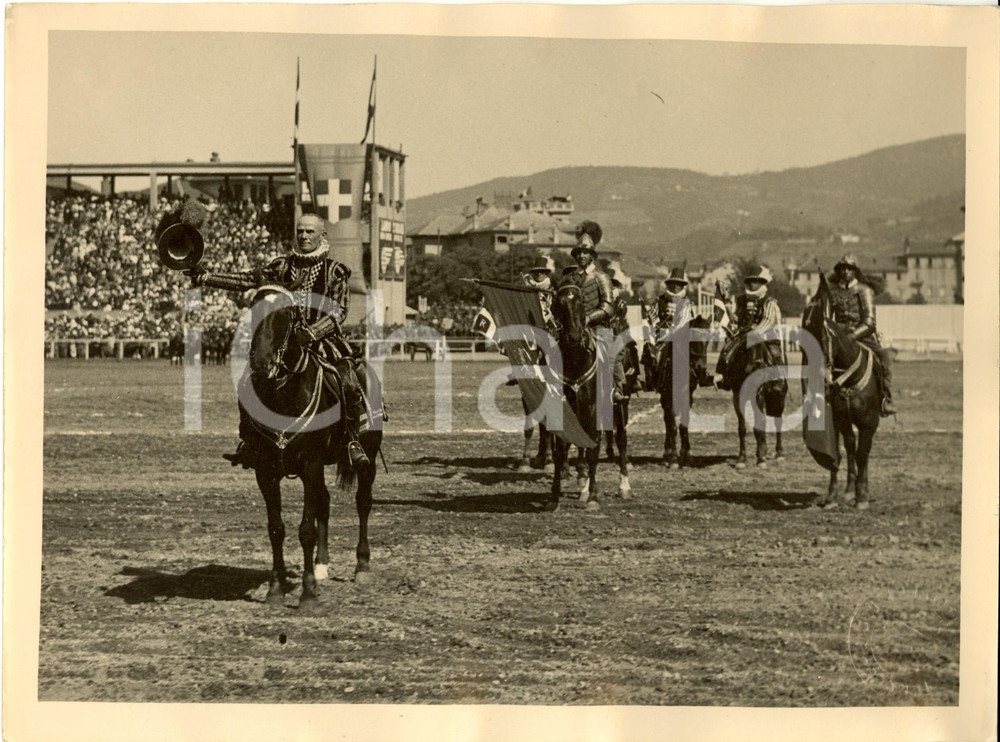 Fotografia d epoca originale 1930 ca TORINO Cavalieri in costume e armatura al Carosello storico militare 1