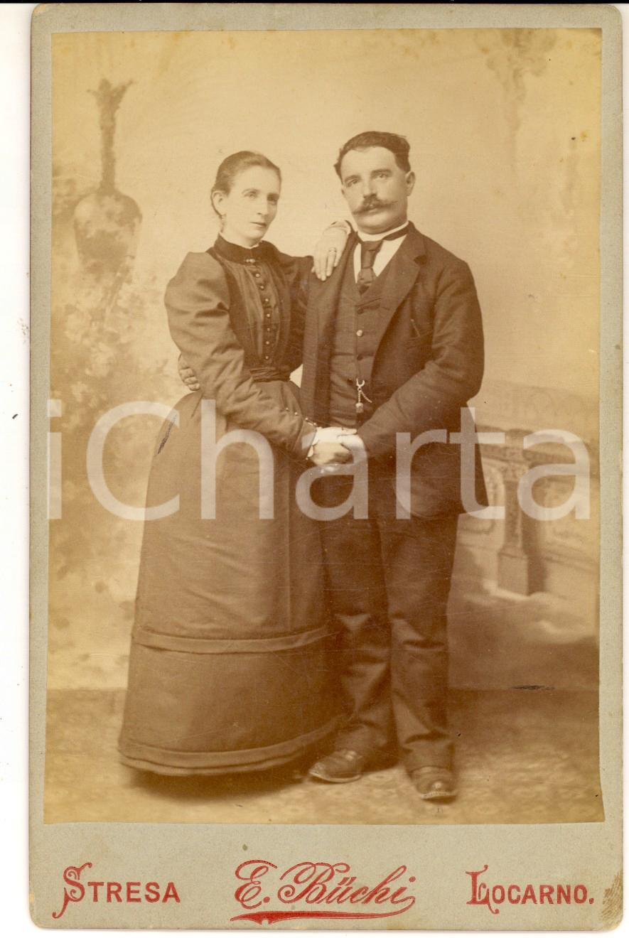 Fotografia d epoca originale 1890 ca STRESA VB Coppia di sposi si tiene per mano Foto E. BUCHI 12x16 cm 1