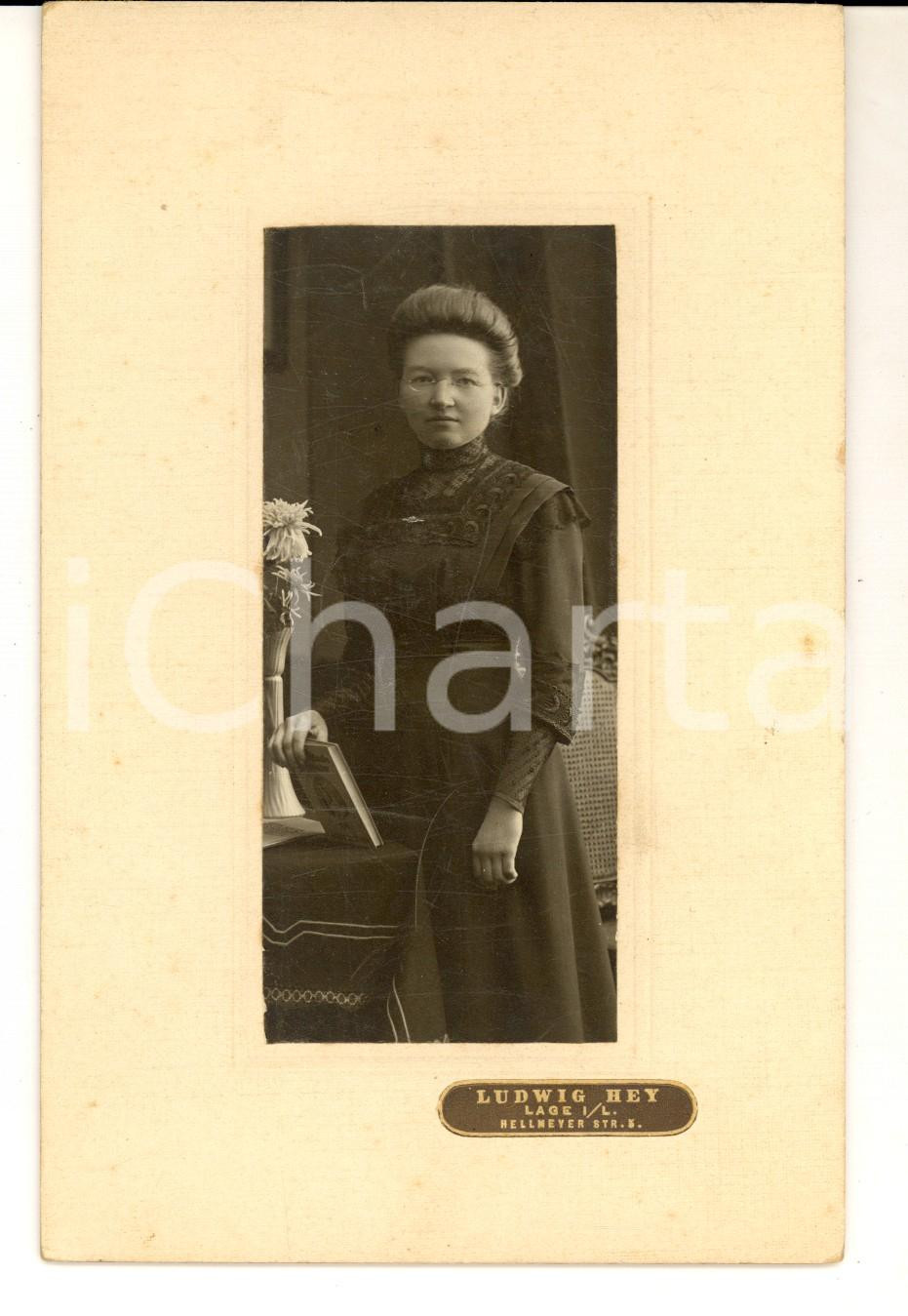 Fotografia d epoca originale 1900 ca LAGE G Ritratto di donna con gli occhiali Fotografia Ludwig HEY 11x16 1