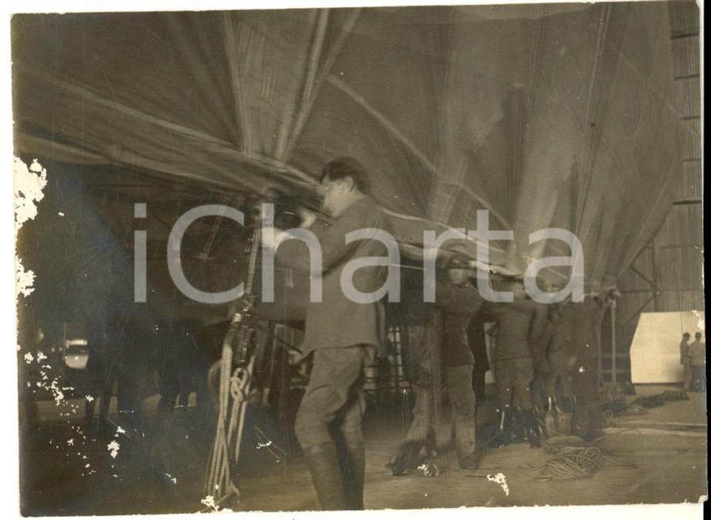 Fotografia d epoca originale 1915 ca REGIO ESERCITO Militari montano copertura di dirigibile Foto 12x8 cm 1