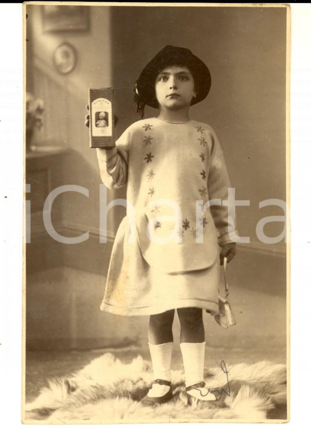 Fotografia d epoca originale 1930 ca Bambina con borsetta e scatola EUTROPINA Foto CURIOSA FP 1