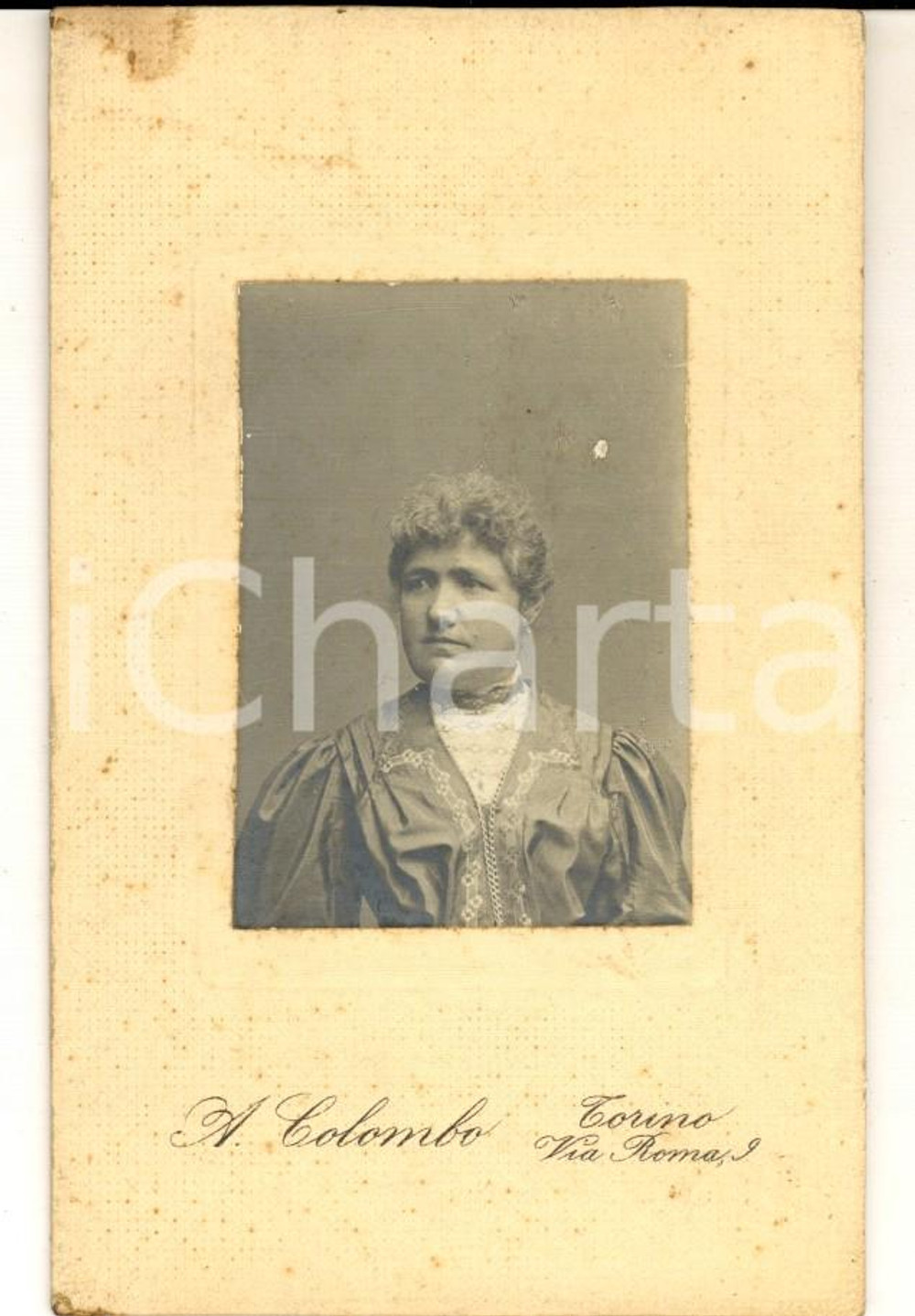 Fotografia d epoca originale 1900 ca TORINO Ritratto di  donna con abito ricamato Foto A. COLOMBO CDV 1