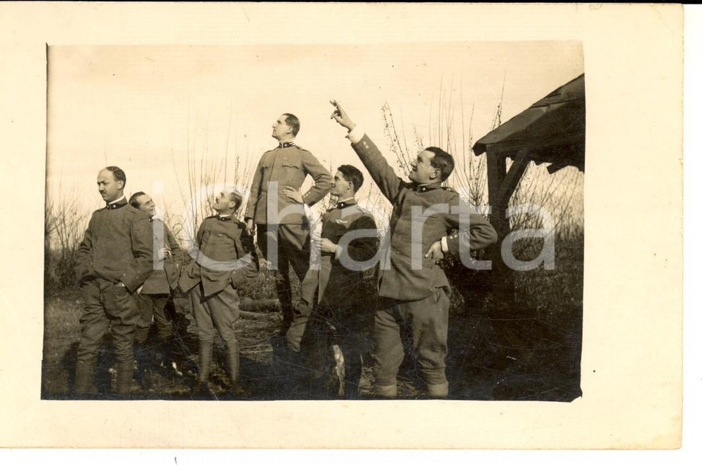 Fotografia d epoca originale 1915 ca REGIO ESERCITO Ufficiali osservano una manovra aerea Fotografia FP 1