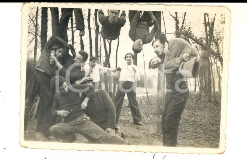 Fotografia d epoca originale 1940 ca COMO ? Avanguardisti in esercitazione ginnica Foto CURIOSA 10x6 cm 1