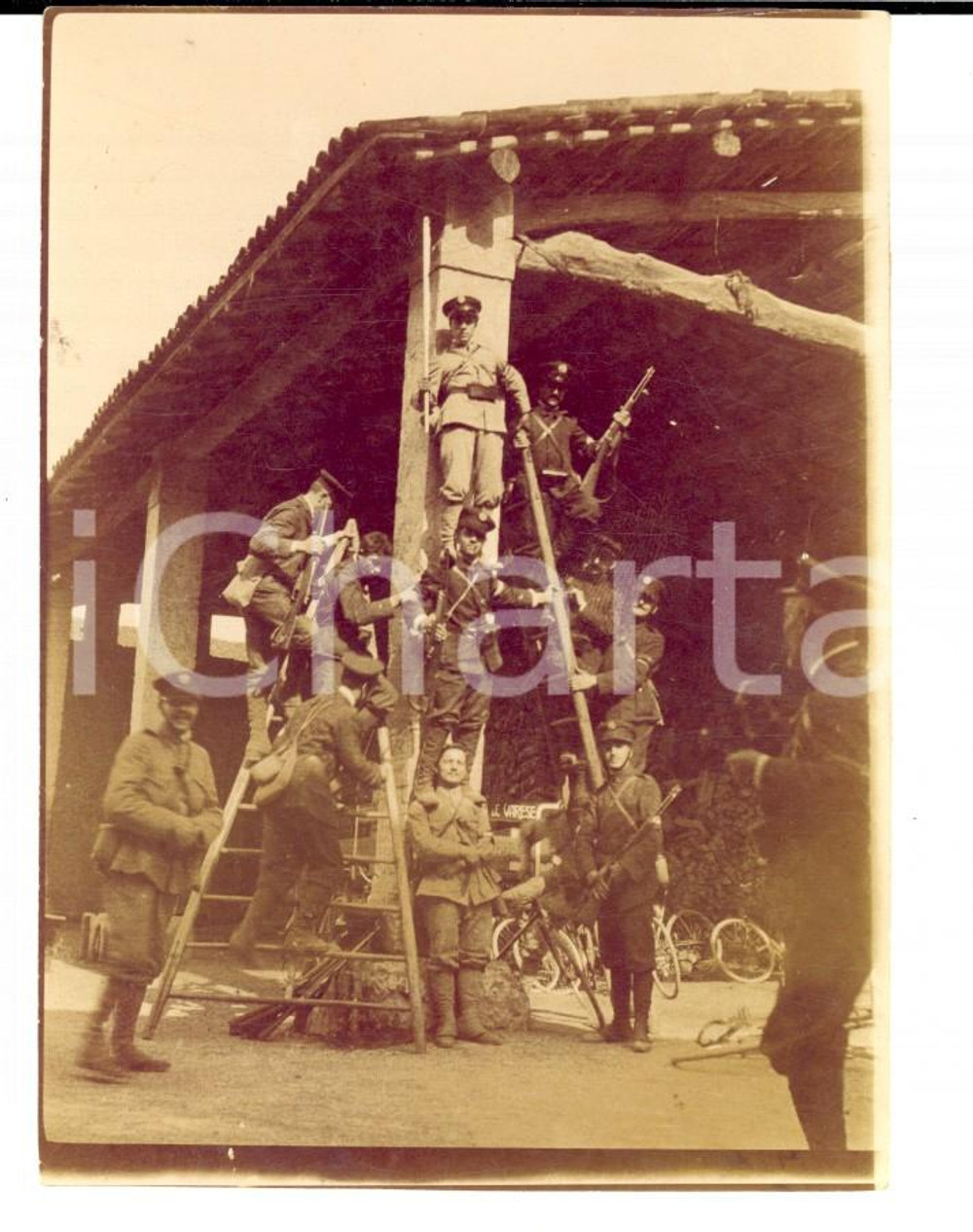 Fotografia d epoca originale 1915 ca VARESE ? Arma del GENIO Una curiosa piramide umana Foto 8x11 cm 1