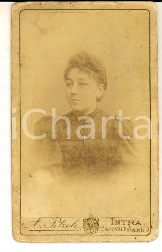 Fotografia d epoca originale 1900 ca VERBANIA INTRA Ritratto donna in abito scuro Foto Antonio PETROLI CDV 1