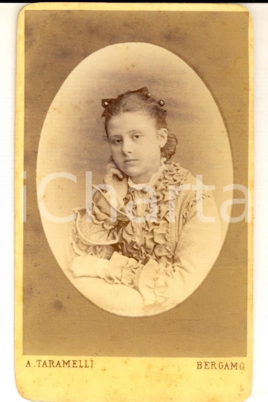 Fotografia d epoca originale 1870 BERGAMO Ritratto di fanciulla in abito con volants Foto Andrea TARAMELLI 1