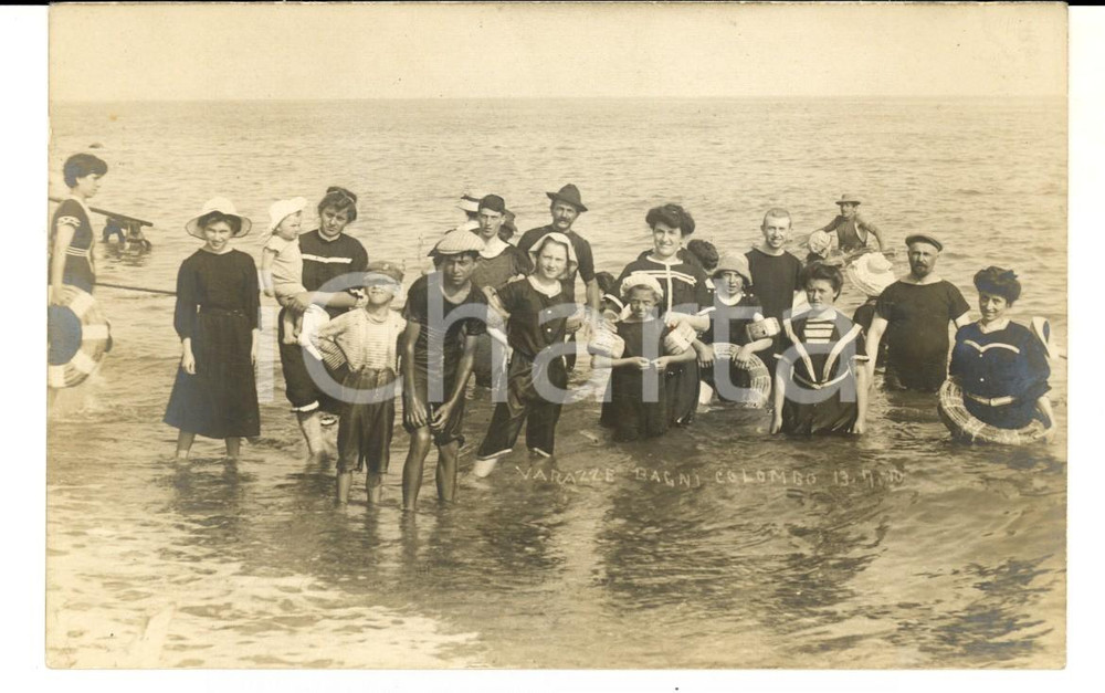Fotografia d epoca originale 1915 ca VARAZZE SV BAGNI COLOMBO Villeggianti e bambini in mare Foto FP 1