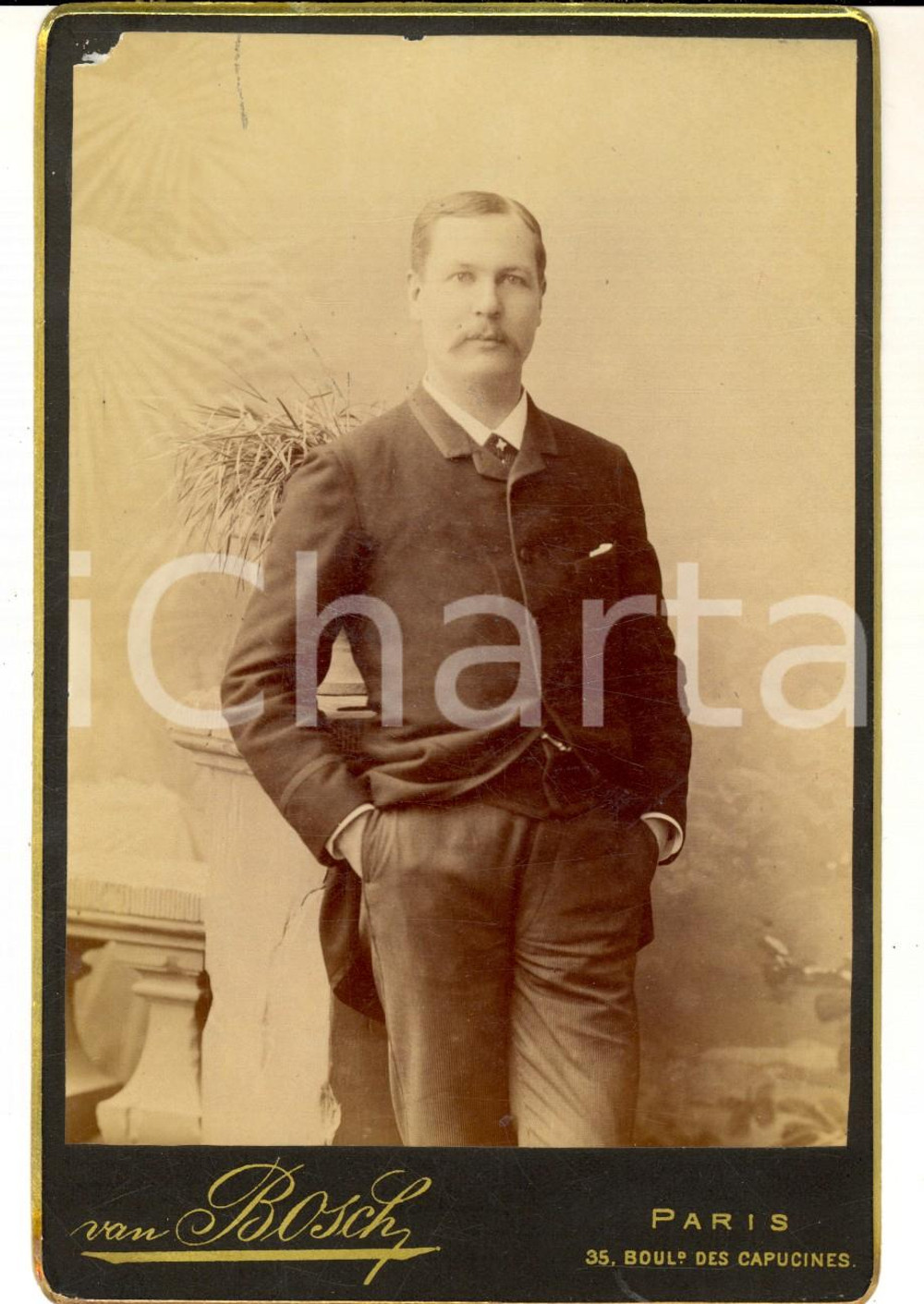 Fotografia d epoca originale 1890 ca PARIS Ritratto di uomo con spilla a croce Fotografia VAN BOSCH 11x16 1