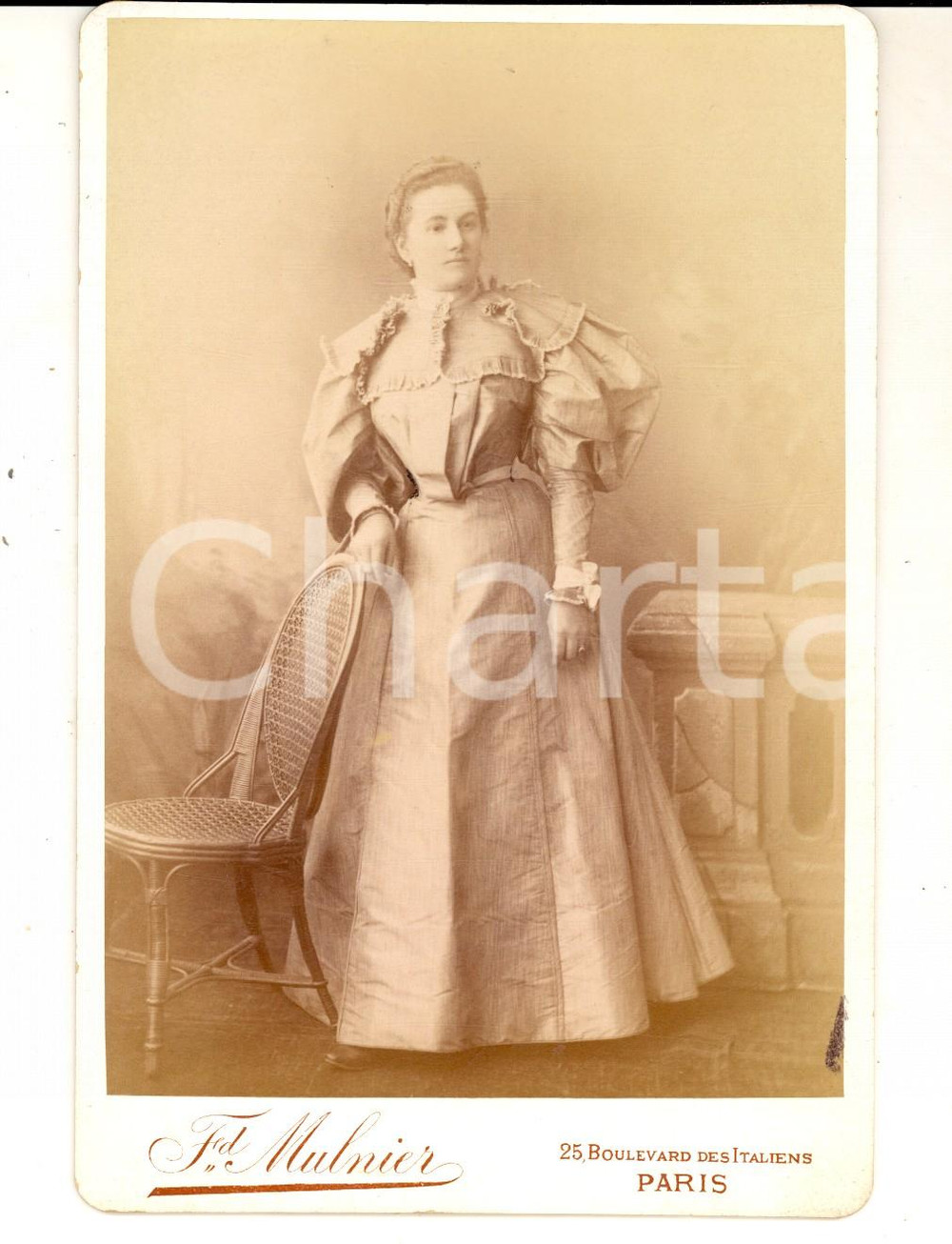 Fotografia d epoca originale 1890 ca PARIS Ritratto di donna con abito chiaro Fotografia MULNIER 10x16 1
