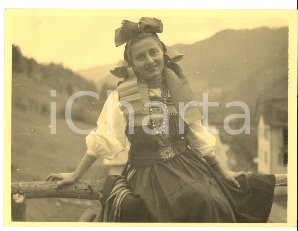 Fotografia d epoca originale 1940 ca PIEMONTE VALSESIA Donna in costume tradizionale Foto VINTAGE 24x18 cm 1