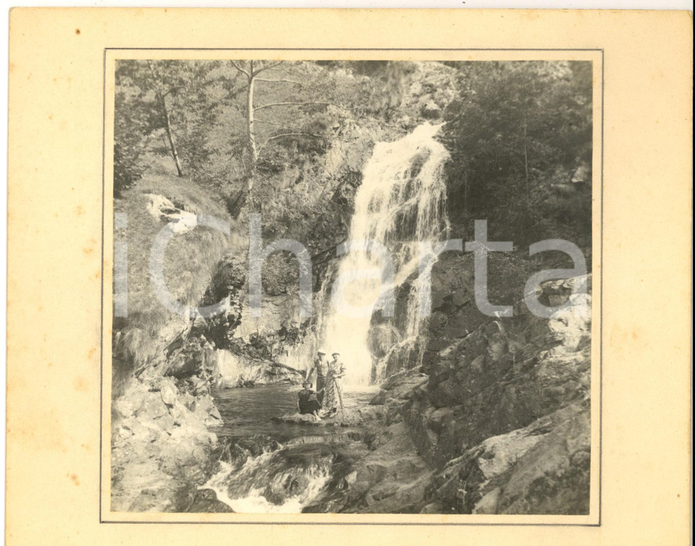 Fotografia d epoca originale 1940 ca VALLE D AOSTA ? Escursionisti posano presso una cascata Foto 26x20 cm 1
