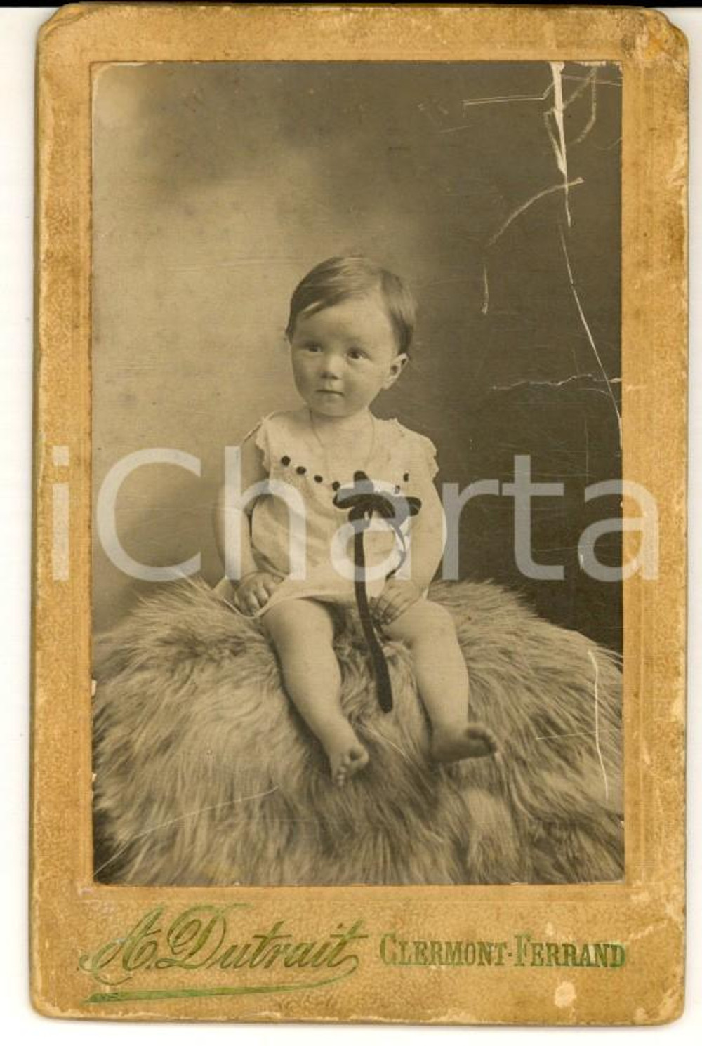Fotografia d epoca originale 1900 ca CLERMONTFERRAND F Bambina su pellicciotto Foto DUTRAIT CDV 1