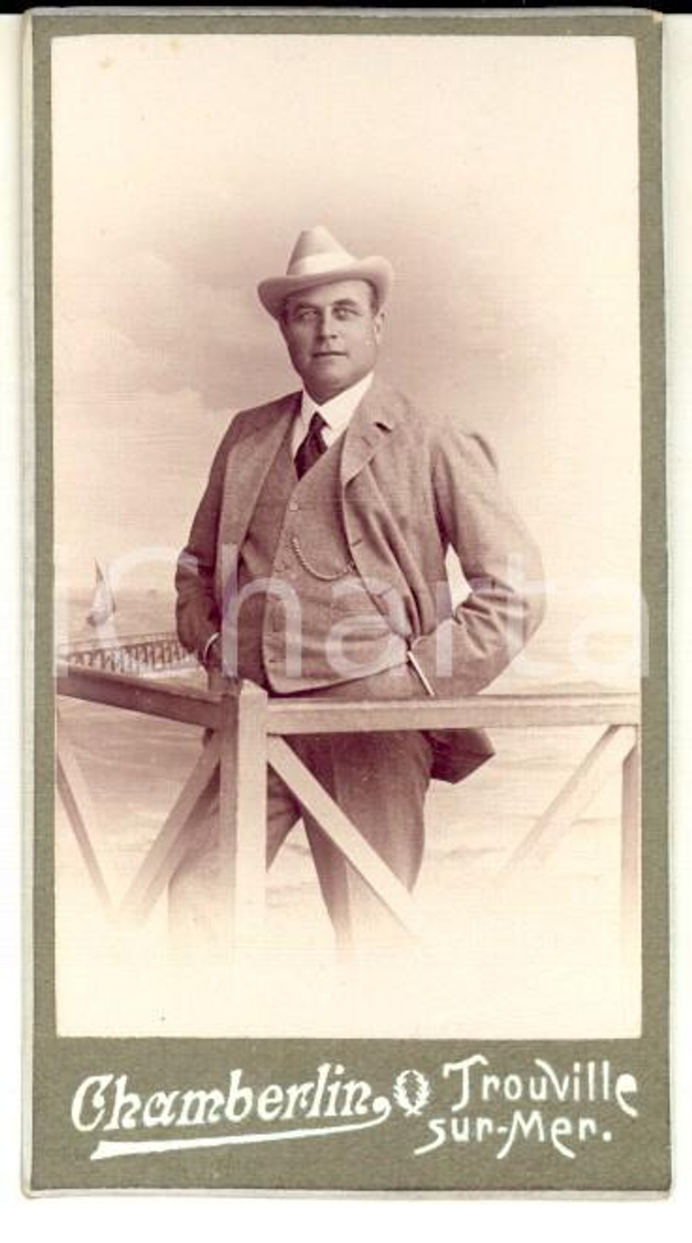 Fotografia d epoca originale 1900 ca TROUVILLESURMER F Uomo con cappello di paglia CHAMBERLIN 5x8 cm 1